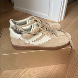 Vince sz 7 tan sneakers retro look